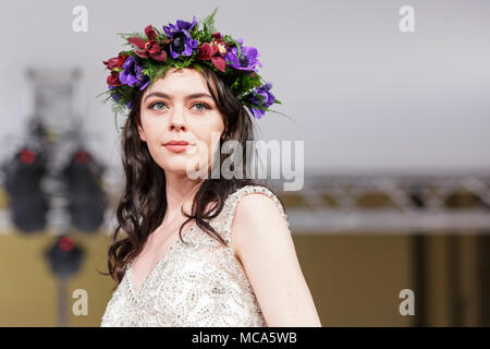 ExCel London, London, 14. April 2018. Schöne Hüte und Kopf dressings von Models auf dem Laufsteg gezeigt. Die nationalen Hochzeit Show findet im ExCel Exhibition Centre in London an diesem Wochenende, präsentieren die neuesten Trends, Hochzeitssuite, Accessoires, Kleider und alles rund um Planung der perfekten Hochzeit. Credit: Imageplotter Nachrichten und Sport/Alamy leben Nachrichten Stockfoto