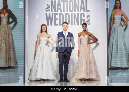 ExCel London, London, 14. April 2018. Modelle showswedding desses und Anzüge auf dem Laufsteg. Die National Wedding Show findet im Messezentrum ExCel London dieses Wochenende, präsentieren die neuesten Trends, Hochzeitssuite, Accessoires, Kleider und alles rund um Planung der perfekten Hochzeit. Credit: Imageplotter Nachrichten und Sport/Alamy leben Nachrichten Stockfoto