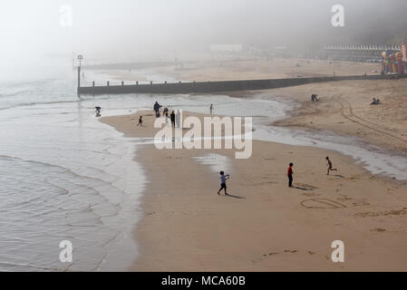 Boscombe, Bournemouth, Dorset, Großbritannien, 14.. April 2018, Wetter: Küstennebel am Nachmittag am Südküsten-Badeort, aber auch mit warmem Sonnenschein. Die Leute am Strand genießen die Frühlingswärme. Stockfoto