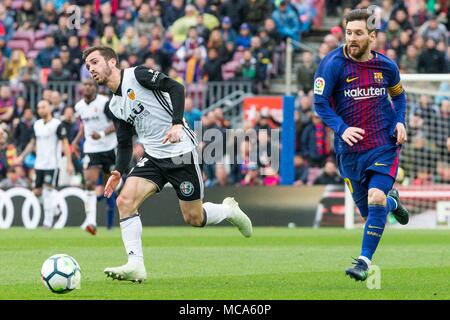 Spanien - 14. April: der FC Barcelona, Lionel Messi (10.) und Valencia CF Verteidiger Jose Luis Gaya (14) Während des Spiels zwischen dem FC Barcelona gegen Valencia CF für die Runde 32 der Liga Santander, spielte im Camp Nou Stadion am 14. April 2018 in Barcelona, Spanien. (Credit: Mikel Trigueros/Urbanandsport/Cordon Cordon Drücken Drücken) Stockfoto