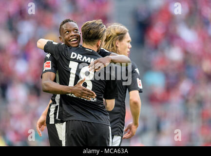 14 April 2018, Deutschland, München: Fußball, Bundesliga, FC Bayern München gegen Borussia Mönchengladbach in der Allianz Arena: Denis Zakaria (Zurück) von Borussia Mönchengladbach der feiert ersten Ziel ihrer Seite mit torschütze Josip Drmic. Foto: Matthias Balk/dpa - ACHTUNG: Aufgrund der Akkreditierung Richtlinien, die DFL gestattet nur die Veröffentlichung und Verwertung von bis zu 15 Bildern pro Spiel im Internet und in online Medien während des Spiels. Stockfoto