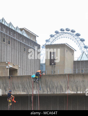 Die Hayward Gallery, Southbank, London, 14. April 2018. Zwei Ingenieure arbeiten an der Außenwand der Hayward Gallery, im Hinblick auf die Zuschauer auf der Waterloo Bridge, spannte in, Abseilen in der Höhe ein Teil der Struktur zu prüfen, und führen Sie einige Reparatur- und Wartungsarbeiten. Credit: Imageplotter Nachrichten und Sport/Alamy leben Nachrichten Stockfoto