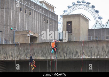 Die Hayward Gallery, Southbank, London, 14. April 2018. Zwei Ingenieure arbeiten an der Außenwand der Hayward Gallery, im Hinblick auf die Zuschauer auf der Waterloo Bridge, spannte in, Abseilen in der Höhe ein Teil der Struktur zu prüfen, und führen Sie einige Reparatur- und Wartungsarbeiten. Credit: Imageplotter Nachrichten und Sport/Alamy leben Nachrichten Stockfoto