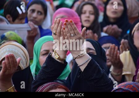 Kaschmir muslimischen Gläubigen bitten um Segen als heilige Reliquie wird anlässlich des Mehraj-ul angezeigt - Alam an Dargah Hazratbal in Srinagar, Sommer, die Hauptstadt der indischen Teil Kaschmirs. Jedes Jahr Tausende von muslimischen Gläubigen aus ganz Kaschmir Raffungen an Hazratbal Schrein im Zentrum Srinagar Sommer Hauptstadt des indischen Kaschmir für Gebete und die heilige Reliquie zu beobachten (MOE-e-moqadas) geglaubt, ein Haar von der Bart des Propheten Mohammed PBUH, angezeigt für die Öffentlichkeit auf meraj-ul Alam und andere Festivals. Mehraj-ul-Alam, ein Festival, das kennzeichnet die Himmelfahrt des Propheten Muhammad, Friede sei mit Ihm in den Himmel. Stockfoto