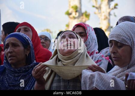 Kaschmir muslimischen Gläubigen bitten um Segen als heilige Reliquie wird anlässlich des Mehraj-ul angezeigt - Alam an Dargah Hazratbal in Srinagar, Sommer, die Hauptstadt der indischen Teil Kaschmirs. Jedes Jahr Tausende von muslimischen Gläubigen aus ganz Kaschmir Raffungen an Hazratbal Schrein im Zentrum Srinagar Sommer Hauptstadt des indischen Kaschmir für Gebete und die heilige Reliquie zu beobachten (MOE-e-moqadas) geglaubt, ein Haar von der Bart des Propheten Mohammed PBUH, angezeigt für die Öffentlichkeit auf meraj-ul Alam und andere Festivals. Mehraj-ul-Alam, ein Festival, das kennzeichnet die Himmelfahrt des Propheten Muhammad, Friede sei mit Ihm in den Himmel. Stockfoto