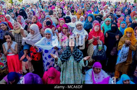 Kaschmir muslimischen Gläubigen bitten um Segen als heilige Reliquie wird anlässlich des Mehraj-ul-Nabi bei Dargah Hazratbal in Srinagar, Sommer, die Hauptstadt der indischen Teil Kaschmirs. Jedes Jahr Tausende von muslimischen Gläubigen aus ganz Kaschmir Raffungen an Hazratbal Schrein im Zentrum Srinagar Sommer Hauptstadt des indischen Kaschmir für Gebete und die heilige Reliquie zu beobachten (MOE-e-moqadas) geglaubt, ein Haar von der Bart des Propheten Mohammed PBUH, angezeigt für die Öffentlichkeit auf meraj-ul Alam und andere Festivals. Mehraj-ul-Alam, ein Festival, das kennzeichnet die Himmelfahrt des Propheten Muhammad, Friede sei mit Ihm in den Himmel. Stockfoto