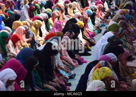 April 14, 2018 - Srinagar, Jammu und Kaschmir, Indien - Kaschmir Frauen Gebete außerhalb Hazratbal Schrein in Srinagar, Sommer, die Hauptstadt der Indischen verwalteten Kaschmir anlässlich des Mehraj-ul-Nabi. Jedes Jahr Tausende von muslimischen Gläubigen aus ganz Kaschmir Raffungen an Hazratbal Schrein im Zentrum Srinagar Sommer Hauptstadt des indischen Kaschmir für Gebete und die heilige Reliquie (MOE-e-moqadas) geglaubt, ein Haar von der Bart des Propheten Mohammed PBUH, angezeigt für die Öffentlichkeit auf meraj-ul Alam und anderen Festivals zu sehen. Mehraj-ul-Alam, ein Festival, das kennzeichnet die Himmelfahrt des Propheten Muhammad, Friede sei mit ihm Stockfoto