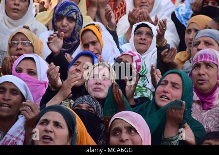 April 14, 2018 - Srinagar, Jammu und Kaschmir, Indien - Kaschmir Frauen Weinen und bitten um den Segen für die Heiligen Reliquien, geglaubt, ein Haar von der Bart des Propheten Mohammed PBUH wird von heiligen Priester (gerahmt) Anlässlich der Mehraj-ul angezeigt werden - Nabi bei Hazratbal Schrein in Srinagar, Sommer, die Hauptstadt der Indischen verwalteten Kaschmir. Jedes Jahr Tausende von muslimischen Gläubigen aus ganz Kaschmir Raffungen an Hazratbal Schrein im Zentrum Srinagar Sommer Hauptstadt des indischen Kaschmir für Gebete und die heilige Reliquie zu beobachten (MOE-e-moqadas) geglaubt, ein Haar von der Bart des Propheten Mohammed PB zu sein Stockfoto