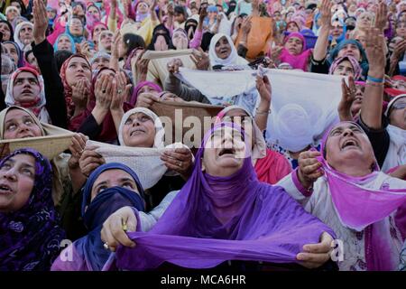 April 14, 2018 - Srinagar, Jammu und Kaschmir, Indien - Kaschmir muslimischen Gläubigen Gottes Segen für euch als heilige Reliquie wird anlässlich des Mehraj-ul-Nabi bei Dargah Hazratbal in Srinagar, Sommer, die Hauptstadt der indischen Kaschmir. Jedes Jahr Tausende von muslimischen Gläubigen aus ganz Kaschmir Raffungen an Hazratbal Schrein im Zentrum Srinagar Sommer Hauptstadt des indischen Kaschmir für Gebete und die heilige Reliquie (MOE-e-moqadas) geglaubt, ein Haar von der Bart des Propheten Mohammed PBUH, angezeigt für die Öffentlichkeit auf meraj-ul Alam und anderen Festivals zu sehen. Mehraj-ul-Alam, ein Festival, dem ascen Stockfoto