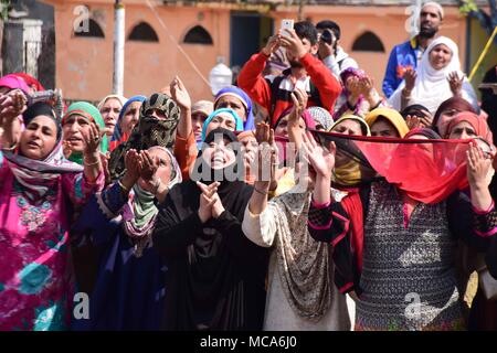 April 14, 2018 - Srinagar, Jammu und Kaschmir, Indien - Kaschmir Frauen Weinen und bitten um den Segen für die Heiligen Reliquien, geglaubt, ein Haar von der Bart des Propheten Mohammed PBUH wird von heiligen Priester (gerahmt) Anlässlich der Mehraj-ul angezeigt werden - Nabi bei Hazratbal Schrein in Srinagar, Sommer, die Hauptstadt der Indischen verwalteten Kaschmir. Jedes Jahr Tausende von muslimischen Gläubigen aus ganz Kaschmir Raffungen an Hazratbal Schrein im Zentrum Srinagar Sommer Hauptstadt des indischen Kaschmir für Gebete und die heilige Reliquie zu beobachten (MOE-e-moqadas) geglaubt, ein Haar von der Bart des Propheten Mohammed PB zu sein Stockfoto