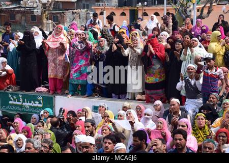 April 14, 2018 - Srinagar, Jammu und Kaschmir, Indien - Kaschmir Frauen Weinen und bitten um den Segen für die Heiligen Reliquien, geglaubt, ein Haar von der Bart des Propheten Mohammed PBUH wird von heiligen Priester (gerahmt) Anlässlich der Mehraj-ul angezeigt werden - Nabi bei Hazratbal Schrein in Srinagar, Sommer, die Hauptstadt der Indischen verwalteten Kaschmir. Jedes Jahr Tausende von muslimischen Gläubigen aus ganz Kaschmir Raffungen an Hazratbal Schrein im Zentrum Srinagar Sommer Hauptstadt des indischen Kaschmir für Gebete und die heilige Reliquie zu beobachten (MOE-e-moqadas) geglaubt, ein Haar von der Bart des Propheten Mohammed PB zu sein Stockfoto