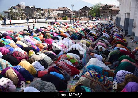 April 14, 2018 - Srinagar, Jammu und Kaschmir, Indien - Kaschmir Frauen Gebete außerhalb Hazratbal Schrein in Srinagar, Sommer, die Hauptstadt der Indischen verwalteten Kaschmir anlässlich des Mehraj-ul-Nabi. Jedes Jahr Tausende von muslimischen Gläubigen aus ganz Kaschmir Raffungen an Hazratbal Schrein im Zentrum Srinagar Sommer Hauptstadt des indischen Kaschmir für Gebete und die heilige Reliquie (MOE-e-moqadas) geglaubt, ein Haar von der Bart des Propheten Mohammed PBUH, angezeigt für die Öffentlichkeit auf meraj-ul Alam und anderen Festivals zu sehen. Mehraj-ul-Alam, ein Festival, das kennzeichnet die Himmelfahrt des Propheten Muhammad, Friede sei mit ihm Stockfoto