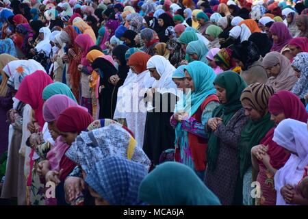 April 14, 2018 - Srinagar, Jammu und Kaschmir, Indien - Kaschmir Frauen Gebete außerhalb Hazratbal Schrein in Srinagar, Sommer, die Hauptstadt der Indischen verwalteten Kaschmir anlässlich des Mehraj-ul-Nabi. Jedes Jahr Tausende von muslimischen Gläubigen aus ganz Kaschmir Raffungen an Hazratbal Schrein im Zentrum Srinagar Sommer Hauptstadt des indischen Kaschmir für Gebete und die heilige Reliquie (MOE-e-moqadas) geglaubt, ein Haar von der Bart des Propheten Mohammed PBUH, angezeigt für die Öffentlichkeit auf meraj-ul Alam und anderen Festivals zu sehen. Mehraj-ul-Alam, ein Festival, das kennzeichnet die Himmelfahrt des Propheten Muhammad, Friede sei mit ihm Stockfoto