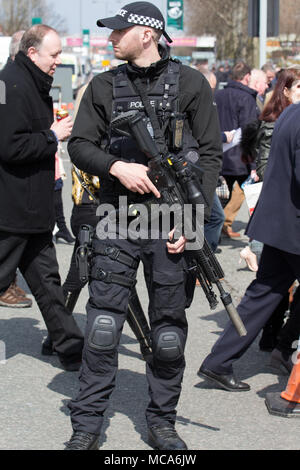 Schwer bewaffnete Polizei an der Randox Gesundheit Grand National, Aintree, Liverpool. Stockfoto