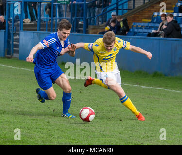 Farsley, UK, 14. April 2018. Die Warrington Stadt Hayhurst jagt den Ball gegen Farsley Keltischen während der Warrington 2-0 am Samstag, 14. April 2018 in der Spitze der Tabelle Zusammentreffen am Ende der Saison die Credit gewinnen: John Hopkins/Alamy Live News Credit: John Hopkins/Alamy leben Nachrichten Stockfoto