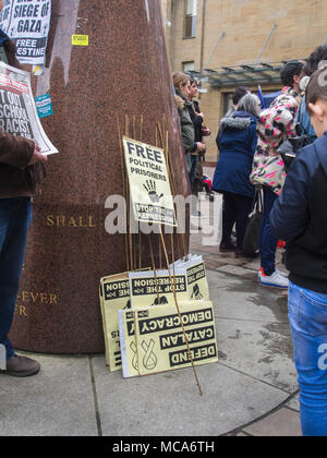 Glasgow, Schottland, 14. April 2018. Pro-Catalan Plakat auf dem Donald Dewar statue am Katalanischen verteidigen die Demokratie. Die Repression Demonstration am Buchanan Street, Glasgow, Schottland. Credit: Kelly Neilson/Alamy Leben Nachrichten. Stockfoto