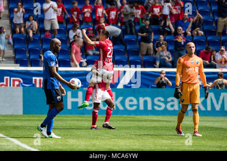 New Jersey, USA. 14. April 2018. Daniel Royer (27) feiert mit Bradley Wright-Phillips (99) nach wright-phillips in der ersten Hälfte gezählt. Die Red Bulls besiegten die Folgen 3-1. Stockfoto