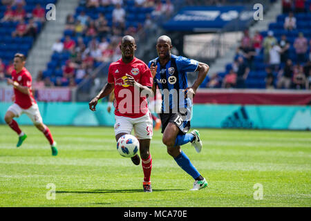 New Jersey, USA. 14. April 2018. Harrison, NJ; Bradley Wright-Phillips (99) und Rod Fanni (15) Kampf um den Ball in der ersten Hälfte des Spiels. Die Red Bulls besiegten die Folgen 3-1. Stockfoto