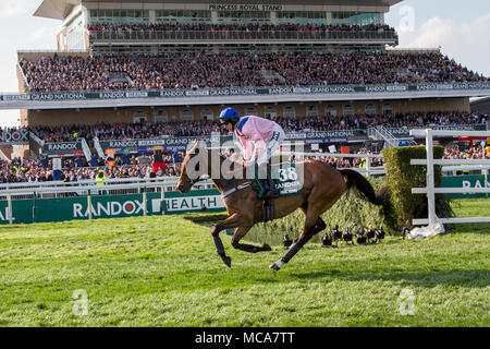 Aintree, Liverpool, Merseyside, UK, 14. April 2018. . Grand National Pferde galoppieren an die Startlinie. Isolierte große Menschenmengen in Liverpool, Merseyside, UK 7. April 2016. Tribüne, Pferderennbahn, Sport, Pferd, Anschluss, Rasse, Kurs, Rennstrecke, Stadion, Unterhaltung, Wettbewerb, Derby, Ride, Erfolg, Ansicht, Stadt, Natur, Panorama, Architektur, Ständer, Geschwindigkeit, Stangen, Leitern der Masse an Grand National Damen erster Tag an der Rennstrecke Aintree. 38. Letzten Schubs geritten von Gavin Sheehan. Credit: MediaWorldImages/Alamy leben Nachrichten Stockfoto