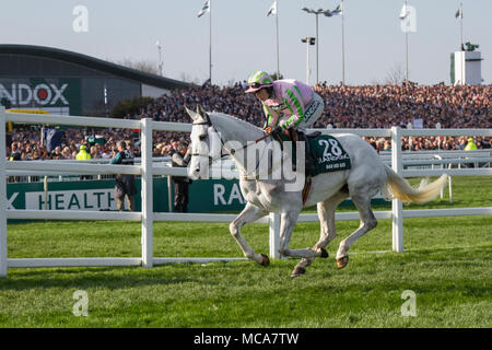 27 BAIE des ILES Riden von Katie Walsh in Aintree, Liverpool, Merseyside, Großbritannien, 14. April 2018. Grand National Horses galoppieren an die Startlinie; Isolierte große Menschenmassen in Liverpool, Merseyside, Großbritannien am 7. April 2016. Tribüne, Pferderennbahn, Sport, französisches Pferd, Bahn, Rennen, Kurs, Rennbahn, Stadion, Unterhaltung, Wettbewerb, Derby, Fahrt, Erfolg, Aussicht, Stadt, draußen, Panorama, Architektur, Stand, Geschwindigkeit, Einsätze, Köpfe der Menge am Grand National Ladies First Day in Aintree. Stockfoto