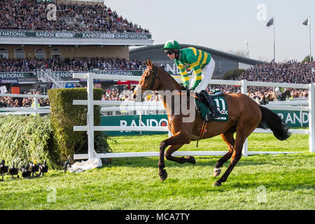 Carlingford Lough mit Mark Walsh in Aintree, Liverpool, Merseyside, Großbritannien, 14. April 2018. Grand National Horses galoppieren bis zur Startlinie; isolierte große Menschenmassen in Liverpool, Merseyside, Großbritannien 7.. April 2016. Tribüne, Rennbahn, Sport, Pferd, Strecke, Rennen, Strecke, Rennstrecke, Stadion, Unterhaltung, Wettbewerb, Derby, Ride, Erfolg, Ansicht, Stadt, im Freien, Panorama, Architektur, Stand, Speed, Stakes, Heads of the Crowd beim Grand National Ladies First Day in Aintree. Stockfoto