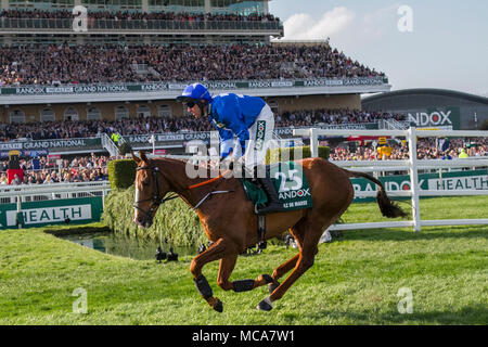 Aintree, Liverpool, Merseyside, UK, 14. April 2018. . Grand National Pferde galoppieren an die Startlinie. Isolierte große Menschenmengen in Liverpool, Merseyside, UK 7. April 2016. Tribüne, Pferderennbahn, Sport, Pferd, Anschluss, Rasse, Kurs, Rennstrecke, Stadion, Unterhaltung, Wettbewerb, Derby, Ride, Erfolg, Ansicht, Stadt, Natur, Panorama, Architektur, Ständer, Geschwindigkeit, Stangen, Leitern der Masse an Grand National Damen erster Tag an der Rennstrecke Aintree. 25. RAZ DE MAREE geritten von Robbie macht. Credit: MediaWorldImages/Alamy leben Nachrichten Stockfoto