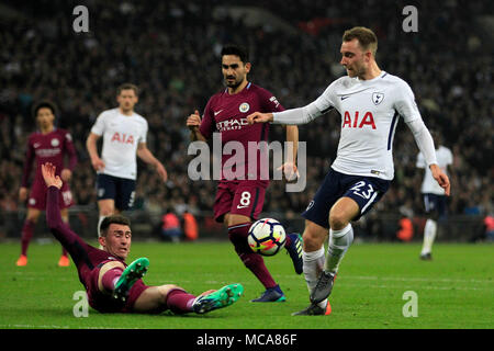 London, Großbritannien, 14. April 2018 Christian Eriksen von Tottenham Hotspur (R) Kerben das erste Tor seines Teams. Premier League match, Tottenham Hotspur v Manchester City im Wembley Stadion in London am Samstag, 14. April 2018. Dieses Bild dürfen nur für redaktionelle Zwecke verwendet werden. Nur die redaktionelle Nutzung, eine Lizenz für die gewerbliche Nutzung erforderlich. Keine Verwendung in Wetten, Spiele oder einer einzelnen Verein/Liga/player Publikationen. pic von Steffan Bowen/Andrew Orchard sport Fotografie/Alamy leben Nachrichten Stockfoto