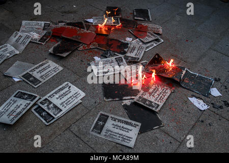 Madrid, Spanien. 14 Apr, 2018. Plakate der Franco-diktatur brennen während eines Protestes gegen die Monarchie für den Jahrestag der Zweiten Spanischen Republik, in Madrid, Spanien. Credit: Marcos del Mazo/Alamy leben Nachrichten Stockfoto