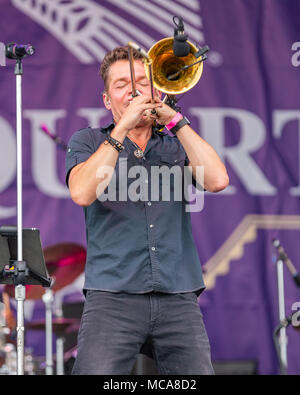 New Orleans, USA. 13 Apr, 2018. 2018 French Quarter Festival in New Orleans, LA begann am 12. April mit über 20 Stufen auf der River Walk und die Straßen des French Quarter. Credit: Tom Pumphret/Alamy leben Nachrichten Stockfoto