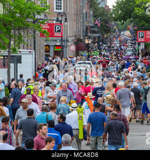 New Orleans, USA. 13 Apr, 2018. 2018 French Quarter Festival in New Orleans, LA begann am 12. April mit über 20 Stufen auf der River Walk und die Straßen des French Quarter. Credit: Tom Pumphret/Alamy leben Nachrichten Stockfoto