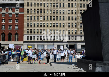 Philadelphia, USA, 14. April 2018 zum Gedenken an die "Earth Day" ein paar Dutzend Demonstranten Rally vor einem März für Wissenschaft, bei Thomas Paine Plaza, in der Nähe von City Hall in Philadelphia, PA für kleine Proteste, am 14. April 2018. Credit: Bastiaan Slabbers/Alamy leben Nachrichten Stockfoto