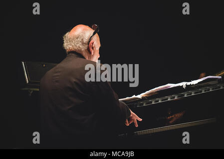 Italien, 14. April 2018: Der englische Komponist und Pianist Michael Nyman live auf der Bühne des Officine Grandi Riparazioni für seine 'Klavier' Konzert Foto: Alessandro Bosio/Alamy leben Nachrichten Stockfoto