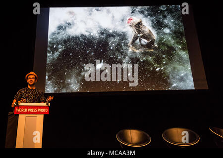 Amsterdam, Niederlande. 14 Apr, 2018. JASPER TUST gibt eine kurze Präsentation', 'Heilig nicht mehr,'' der World Press Photo Festival am Samstag, 14. April 2018 in Amsterdam, Niederlande. Tust ist Fellow der Internationalen Liga der Erhaltung Fotografen (iLCP-), und seine Fotografien haben erhielt mehrere Auszeichnungen und wurden in zahlreichen internationalen Zeitschriften und Büchern erschienen, Kredit: ZUMA Press, Inc./Alamy leben Nachrichten Stockfoto