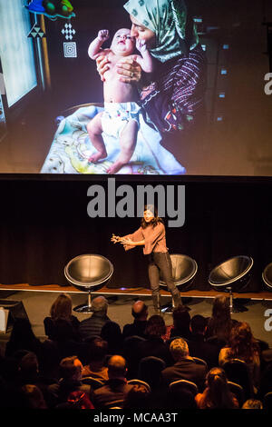 Amsterdam, Niederlande. 14 Apr, 2018. Preisgekrönte Fotograf, AMY VITALE, gibt eine kurze Präsentation auf der World Press Photo Festival am Samstag, 14. April 2018 in Amsterdam, Niederlande. Ami Vitale ist ein Vertrag Fotograf mit National Geographic Magazine und häufig gibt Workshops in Amerika, Europa und Asien. Credit: ZUMA Press, Inc./Alamy leben Nachrichten Stockfoto