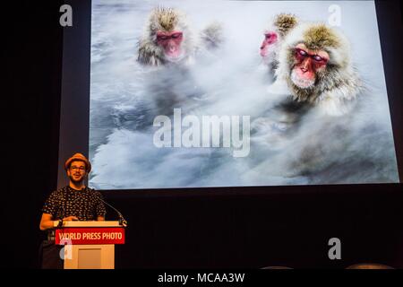 Amsterdam, Niederlande. 14 Apr, 2018. JASPER TUST gibt eine kurze Präsentation', 'Heilig nicht mehr,'' der World Press Photo Festival am Samstag, 14. April 2018 in Amsterdam, Niederlande. Tust ist Fellow der Internationalen Liga der Erhaltung Fotografen (iLCP-), und seine Fotografien haben mehrere Auszeichnungen und wurden in zahlreichen internationalen Zeitschriften und Büchern Credit: ZUMA Press, Inc./Alamy Live News erschienen Stockfoto