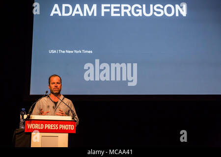 Amsterdam, Niederlande. 14 Apr, 2018. ADAM FERGUSON gibt eine kurze Präsentation auf der World Press Photo Festival am Samstag, 14. April 2018 in Amsterdam, Niederlande. Ferguson erste Anerkennung für seine Arbeit im Jahr 2009 gewonnen, wenn er auf eine nachhaltige Umfrage der US-begann-geführten Krieg in Afghanistan. Diese Arbeit erhielt Auszeichnungen von World Press Photo Credit: ZUMA Press, Inc./Alamy leben Nachrichten Stockfoto