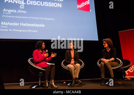 Amsterdam, Niederlande. 14 Apr, 2018. ANGELA JIMU (l), MAHEDER HAILESELASSIE (c) und DAPHNAE "ANGLéS (r) diskutieren expandierenden visuellen Journalismus in Äthiopien und Simbabwe während der World Press Photo Festival am Samstag, 14. April 2018 in Amsterdam, Kredit: ZUMA Press, Inc./Alamy leben Nachrichten Stockfoto