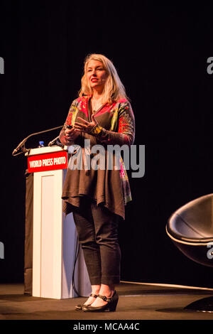 Amsterdam, Niederlande. 14 Apr, 2018. 2018 Sam Presser Dozent, STEPHANIE SINCLAIR, bespricht ihre Arbeit und visuellen Journalismus während der World Press Photo Festival am Samstag, 14. April 2018 in Amsterdam, Niederlande. Sinclair ist eine Pulitzer Prize-winning Journalist für gewinnt einen einzigartigen Zugang zu den empfindlichsten Geschlecht und Fragen der Menschenrechte in der ganzen Welt bekannt. Credit: ZUMA Press, Inc./Alamy leben Nachrichten Stockfoto