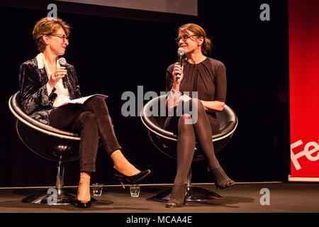 Amsterdam, Niederlande. 14 Apr, 2018. In diesem Jahr den Internationalen Frauentag Media Foundation Anja Niedringhaus Mut im Fotojournalismus Award Gewinner, ANDREA BRUCE, (r) bespricht ihre Arbeit mit ELIZABETH PALMER (l zum Abschluss der World Press Photo Festival am Samstag), 14. April 2018 in Amsterdam, Credit: ZUMA Press, Inc./Alamy leben Nachrichten Stockfoto