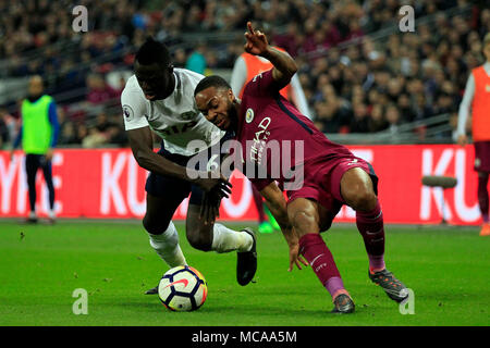 London, Großbritannien. 14 Apr, 2018. London, Großbritannien. 14 Apr, 2018. Raheem Sterling von Manchester City (R) kämpfen um den Ball mit Davinson Sanchez von Tottenham Hotspur (L). Premier League match, Tottenham Hotspur v Manchester City im Wembley Stadion in London am Samstag, 14. April 2018. Dieses Bild dürfen nur für redaktionelle Zwecke verwendet werden. Nur die redaktionelle Nutzung, eine Lizenz für die gewerbliche Nutzung erforderlich. Keine Verwendung in Wetten, Spiele oder einer einzelnen Verein/Liga/player Publikationen. pic von Steffan Bowen/Andrew Orchard sport Fotografie/Alamy Live news Credit: Andrew Orchard sport Fotografie/Alamy Live News Credit: und Stockfoto