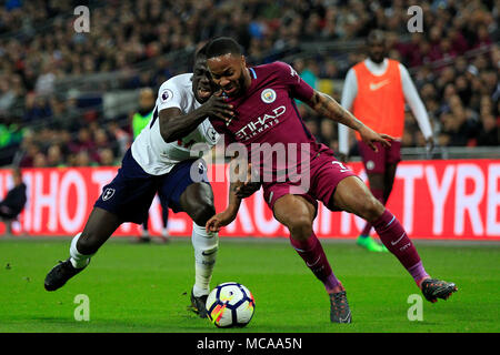 London, Großbritannien. 14 Apr, 2018. London, Großbritannien. 14 Apr, 2018. Raheem Sterling von Manchester City (R) kämpfen um den Ball mit Davinson Sanchez von Tottenham Hotspur (L). Premier League match, Tottenham Hotspur v Manchester City im Wembley Stadion in London am Samstag, 14. April 2018. Dieses Bild dürfen nur für redaktionelle Zwecke verwendet werden. Nur die redaktionelle Nutzung, eine Lizenz für die gewerbliche Nutzung erforderlich. Keine Verwendung in Wetten, Spiele oder einer einzelnen Verein/Liga/player Publikationen. pic von Steffan Bowen/Andrew Orchard sport Fotografie/Alamy Live news Credit: Andrew Orchard sport Fotografie/Alamy Live News Credit: und Stockfoto