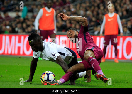 London, Großbritannien. 14 Apr, 2018. London, Großbritannien. 14 Apr, 2018. Raheem Sterling von Manchester City (R) kämpfen um den Ball mit Davinson Sanchez von Tottenham Hotspur (L). Premier League match, Tottenham Hotspur v Manchester City im Wembley Stadion in London am Samstag, 14. April 2018. Dieses Bild dürfen nur für redaktionelle Zwecke verwendet werden. Nur die redaktionelle Nutzung, eine Lizenz für die gewerbliche Nutzung erforderlich. Keine Verwendung in Wetten, Spiele oder einer einzelnen Verein/Liga/player Publikationen. pic von Steffan Bowen/Andrew Orchard sport Fotografie/Alamy Live news Credit: Andrew Orchard sport Fotografie/Alamy Live News Credit: und Stockfoto