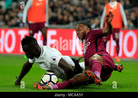 London, Großbritannien. 14 Apr, 2018. London, Großbritannien. 14 Apr, 2018. Raheem Sterling von Manchester City (R) kämpfen um den Ball mit Davinson Sanchez von Tottenham Hotspur (L). Premier League match, Tottenham Hotspur v Manchester City im Wembley Stadion in London am Samstag, 14. April 2018. Dieses Bild dürfen nur für redaktionelle Zwecke verwendet werden. Nur die redaktionelle Nutzung, eine Lizenz für die gewerbliche Nutzung erforderlich. Keine Verwendung in Wetten, Spiele oder einer einzelnen Verein/Liga/player Publikationen. pic von Steffan Bowen/Andrew Orchard sport Fotografie/Alamy Live news Credit: Andrew Orchard sport Fotografie/Alamy Live News Credit: und Stockfoto