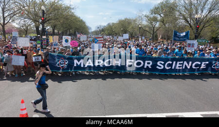 Washington, DC, USA. 14. April 2018. Die Teilnehmer im Jahr 2018 März für Wissenschaft nach der Wiedergabe Lautsprecher an der Sammlung, beginnen im März auf dem US Capitol. Unter den Anforderungen, wird ein Anruf" für öffentliche Beamte evidenzbasierten Politik, dass alle Gemeinschaften dient zu erlassen." Bob Korn/Alamy leben Nachrichten Stockfoto