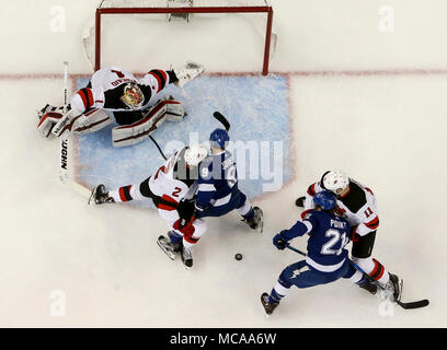 Tampa, Florida, USA. 14 Apr, 2018. DIRK SHADD | Zeiten. Tampa Bay Lightning center Tyler Johnson (9) Schlachten mit New Jersey Devils defenseman John Moore (2) New Jersey Devils Torwart Keith Kinkaid (1) blockiert das Ziel während der Tampa Bay Lightning center Brayden Punkt (21) Verwicklung mit New Jersey Devils center Brian Boyle (11) Während der ersten Periode von Spiel 2 der Eastern Conference Viertelfinale der Stanley Cup Playoffs Samstag, 14. April 2018 in Tampa. Quelle: Dirk Shadd/Tampa Bay Zeiten/ZUMA Draht/Alamy leben Nachrichten Stockfoto