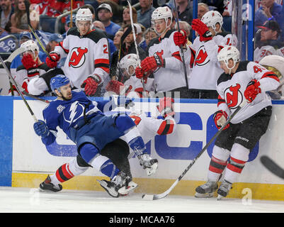 Tampa, Florida, USA. 14 Apr, 2018. DIRK SHADD | Zeiten. Tampa Bay Lightning center Cedric Paquette (13) kollidiert mit New Jersey Devils rechten Flügel Stefan Noesen (23) New Jersey Devils defenseman Sami Vatanen (45), rechts, sieht in der ersten Periode von Spiel 2 der Eastern Conference Viertelfinale der Stanley Cup Playoffs Samstag, 14. April 2018 in Tampa. Quelle: Dirk Shadd/Tampa Bay Zeiten/ZUMA Draht/Alamy leben Nachrichten Stockfoto