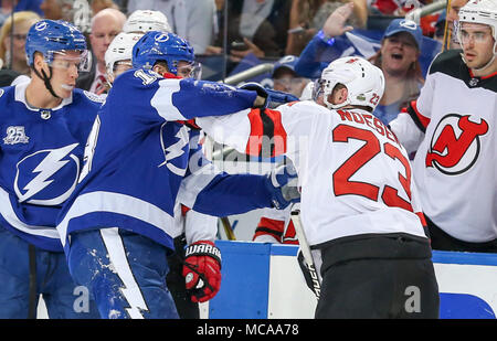 Tampa, Florida, USA. 14 Apr, 2018. DIRK SHADD | Zeiten. Tampa Bay Lightning center Cedric Paquette (13), links, und New Jersey Devils rechten Flügel Stefan Noesen (23) Kampf in der ersten Periode von Spiel 2 der Eastern Conference Viertelfinale der Stanley Cup Playoffs Samstag, 14. April 2018 in Tampa. Quelle: Dirk Shadd/Tampa Bay Zeiten/ZUMA Draht/Alamy leben Nachrichten Stockfoto