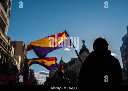 Madrid, Spanien. 14 Apr, 2018. Menschen marschieren mit republikanischen Fahnen am Jahrestag der Ausrufung der Zweiten Spanischen Republik, in Madrid, Spanien. Credit: Marcos del Mazo/Alamy leben Nachrichten Stockfoto