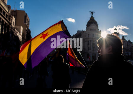 Madrid, Spanien. 14 Apr, 2018. Ein Mann marschieren mit republikanischen Fahnen am Jahrestag der Ausrufung der Zweiten Spanischen Republik, in Madrid, Spanien. Credit: Marcos del Mazo/Alamy leben Nachrichten Stockfoto