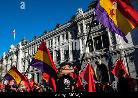 Madrid, Spanien. 14 Apr, 2018. Menschen marschieren mit republikanischen Fahnen am Jahrestag der Ausrufung der Zweiten Spanischen Republik, in Madrid, Spanien. Credit: Marcos del Mazo/Alamy leben Nachrichten Stockfoto